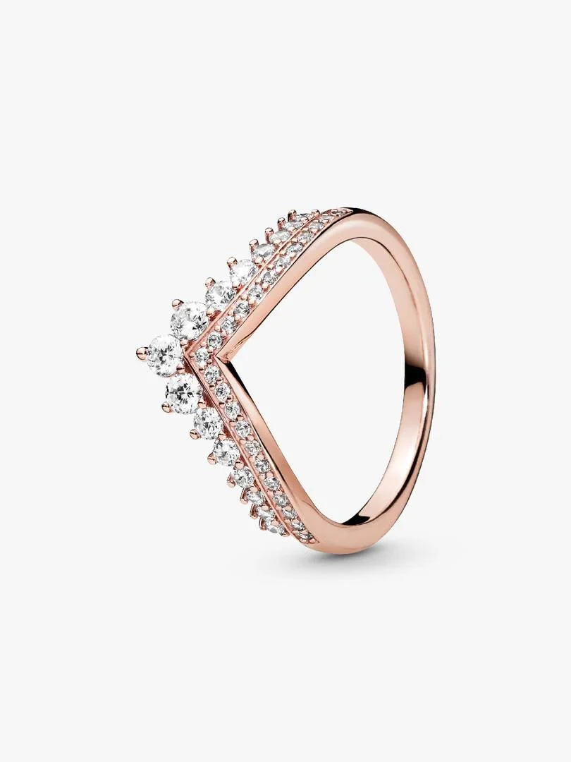 Roségoldener Ring mit Tiara-Zirkonia-Besatz, Seitenansicht auf weißem Hintergrund.
