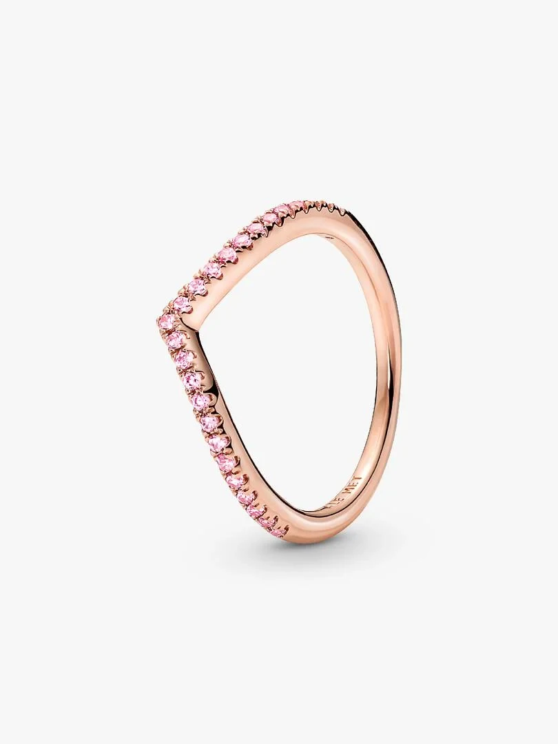 Roségoldener Ring mit rosa Zirkonia, Seitenansicht auf weißem Hintergrund.