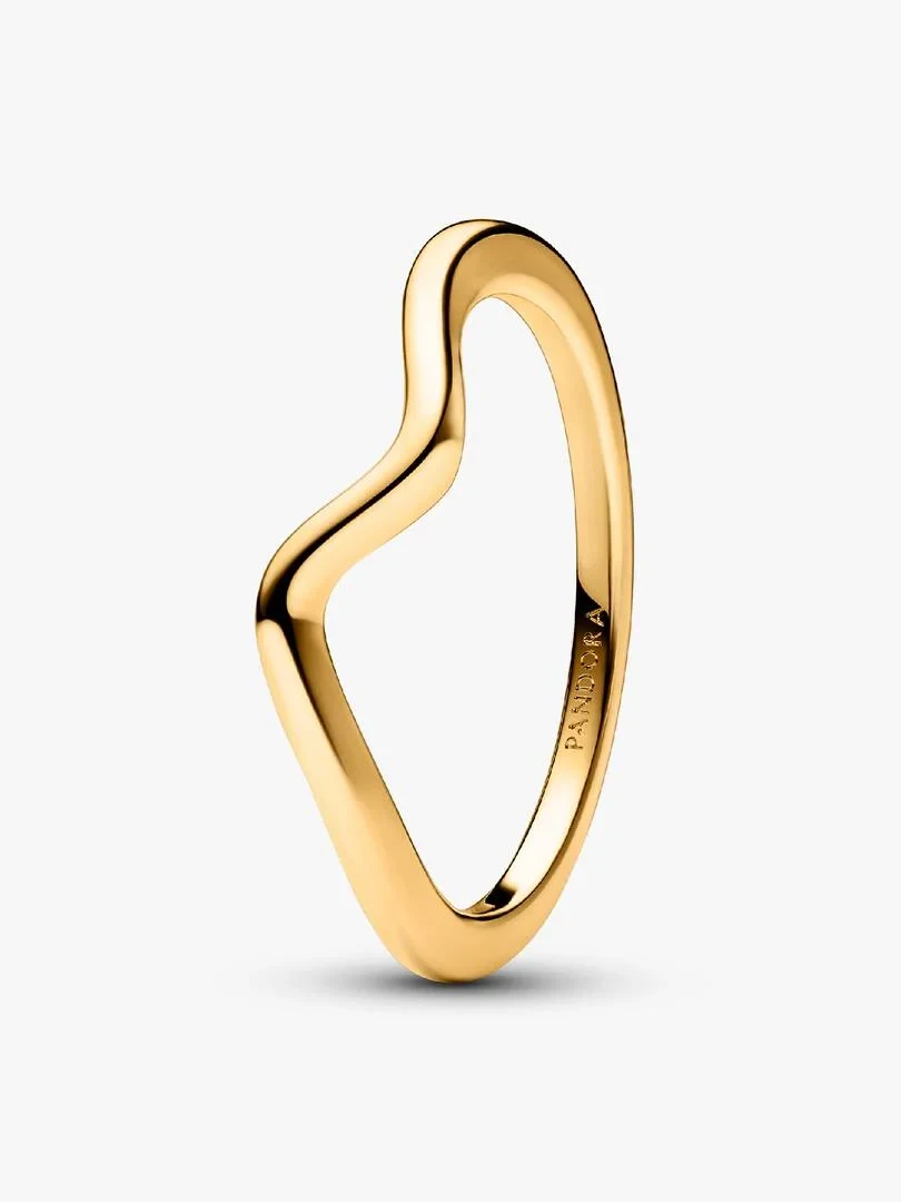 Anillo dorado con forma ondulada visto de perfil, sobre fondo blanco puro.
