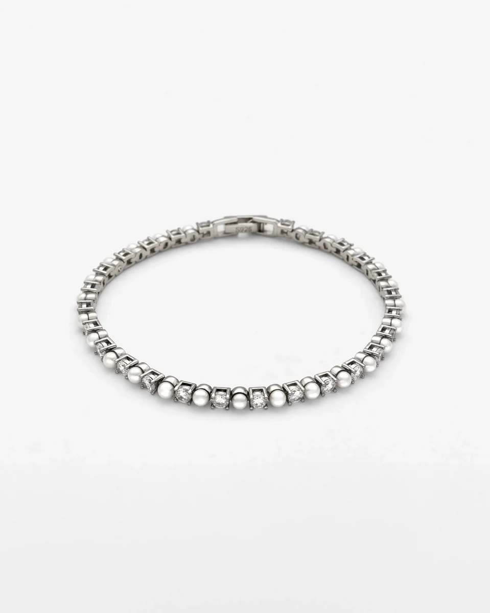 Bracelet en argent avec perles et zircons, vue en plongée sur fond blanc pur.