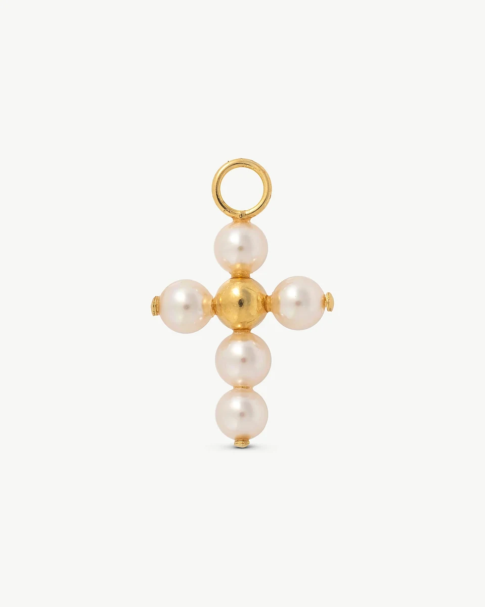 Vue de face du pendentif croix en perles, prise de vue centrée sur fond blanc pur.
