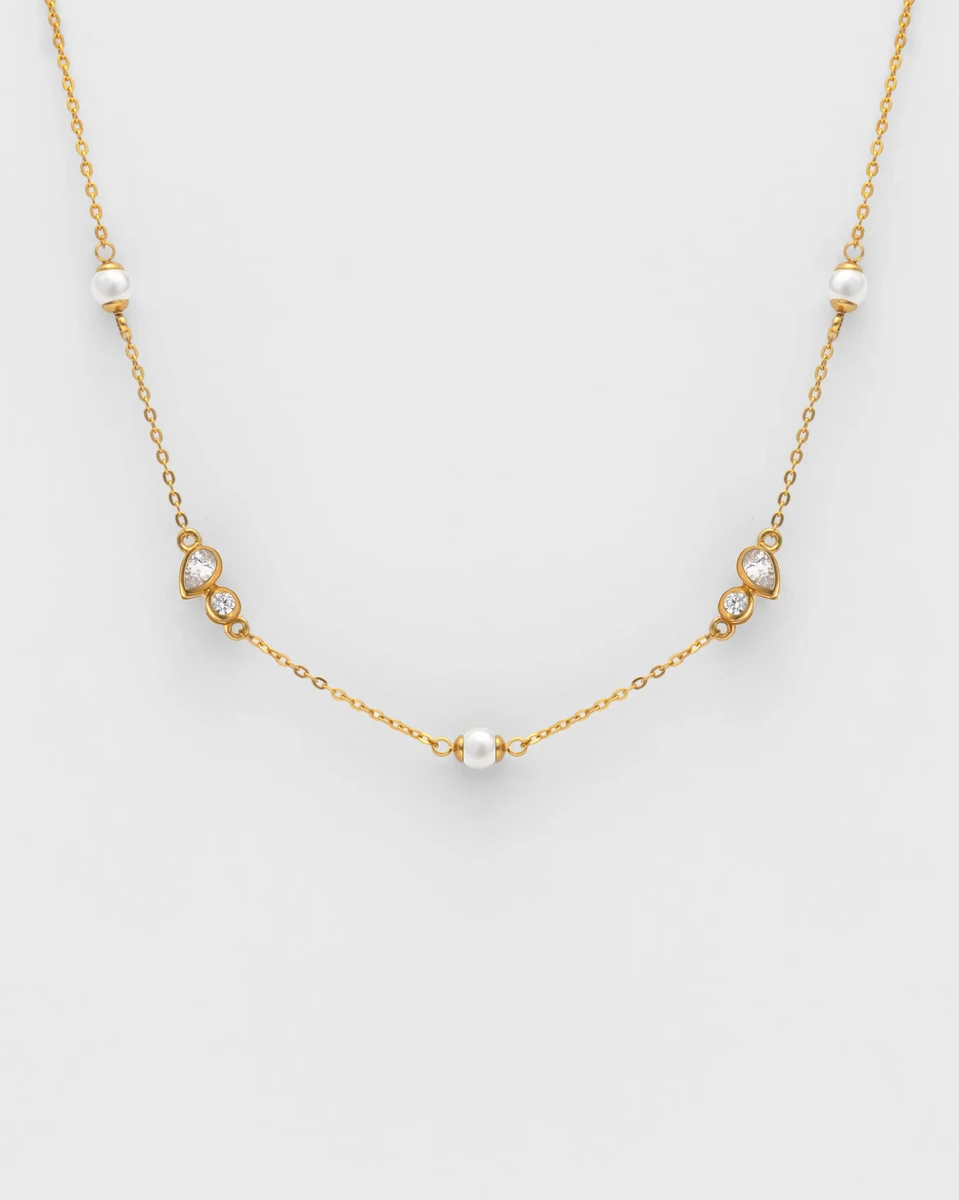 Goldene Halskette mit Perlen und Zirkonia, Frontansicht auf neutralem weißem Hintergrund.
