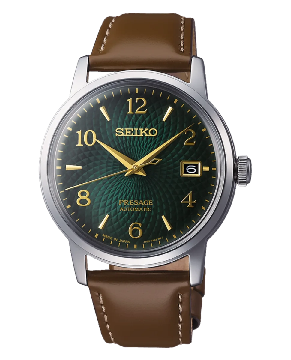 Vista frontal completa del reloj sobre fondo blanco, con esfera verde texturizada y correa de cuero marrón.