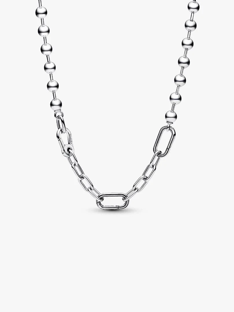 Collier à maillons et perles en argent sur fond blanc, vue de face avec une chute en forme de U.