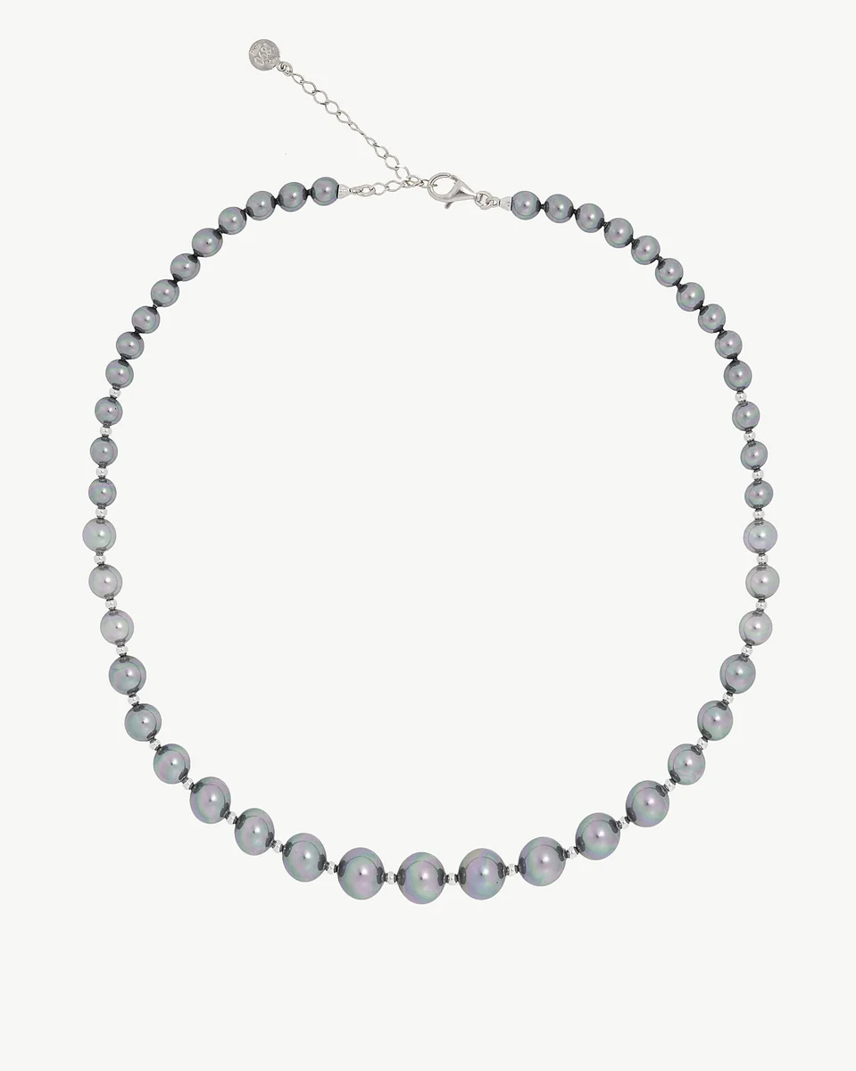 Parelsnoer in een cirkelvorm op een witte achtergrond, volledig frontaal aanzicht.