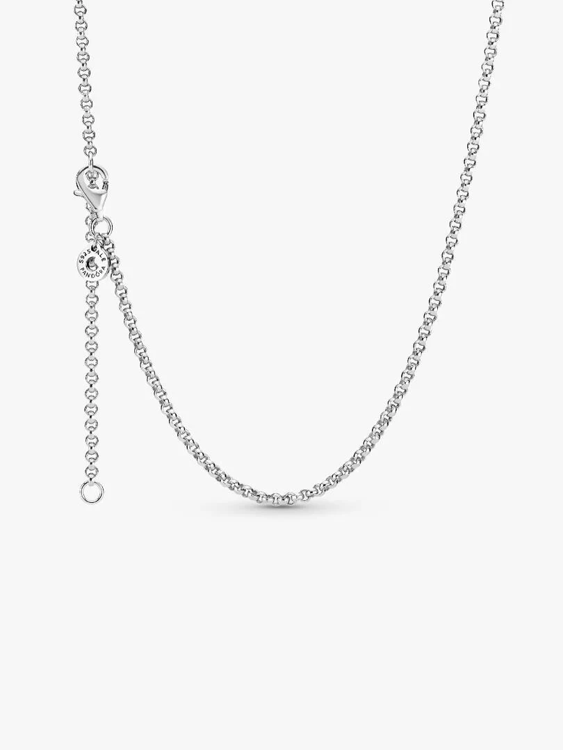 Zilveren ronde schakelketting op witte achtergrond, vooraanzicht met sluiting en verlengketting.