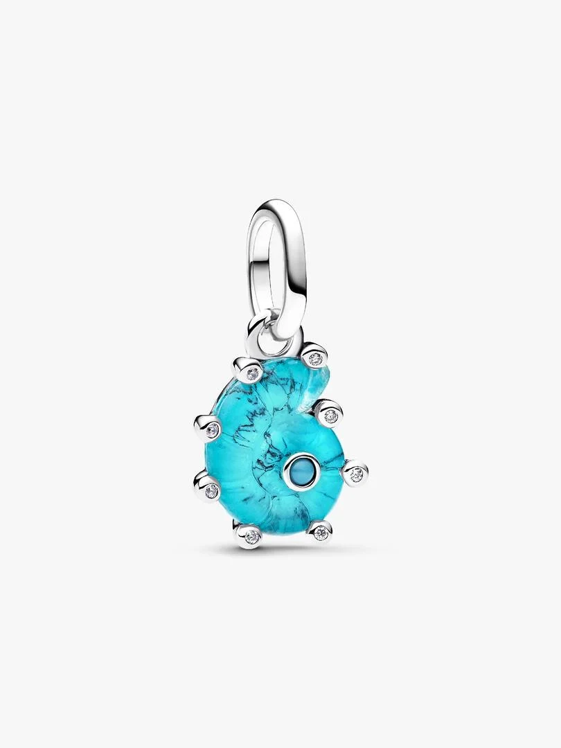 Charm de caracola en ángulo frontal, cristal azul turquesa y detalles de plata sobre fondo blanco.