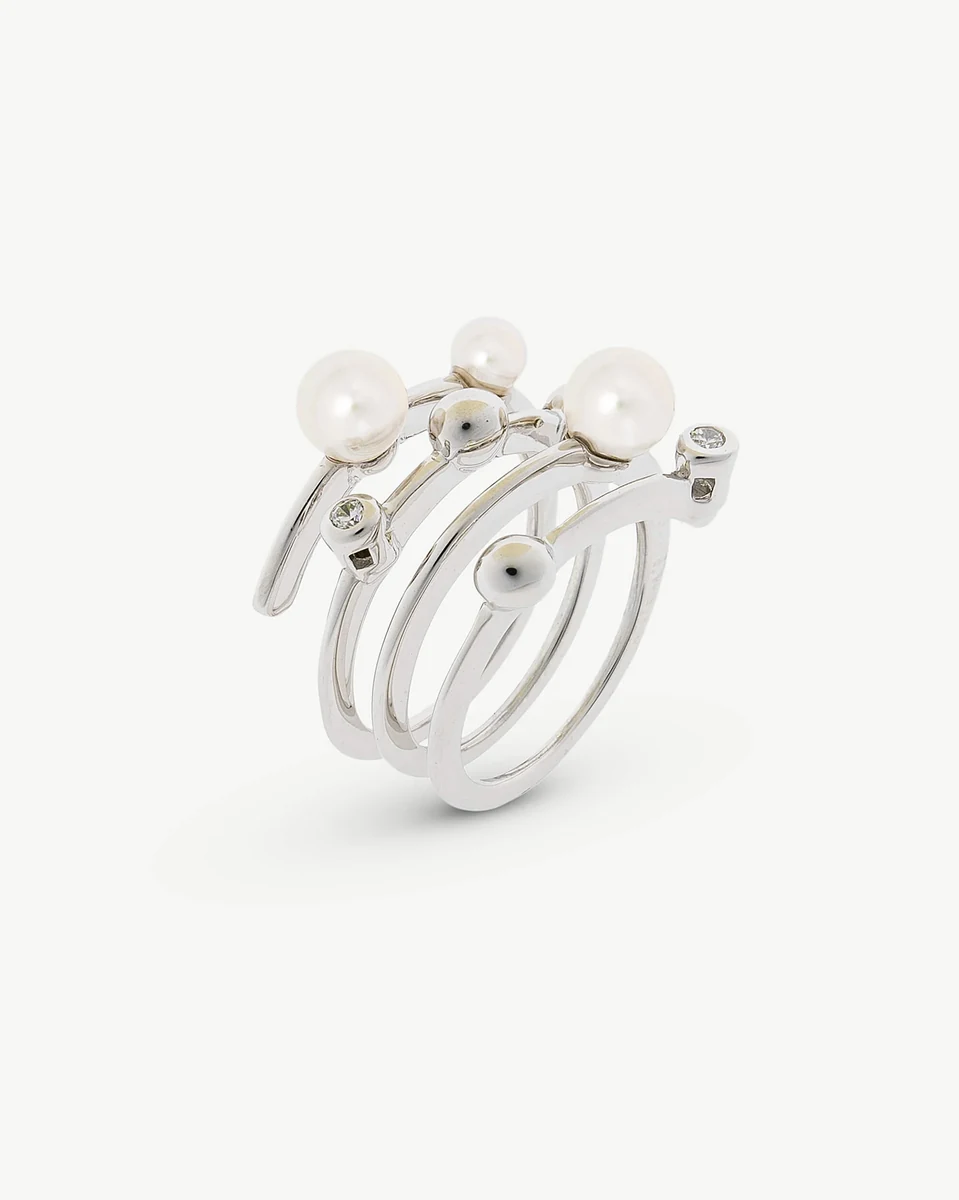 Bague en argent avec perles blanches vue sous un angle trois quarts sur fond blanc pur.