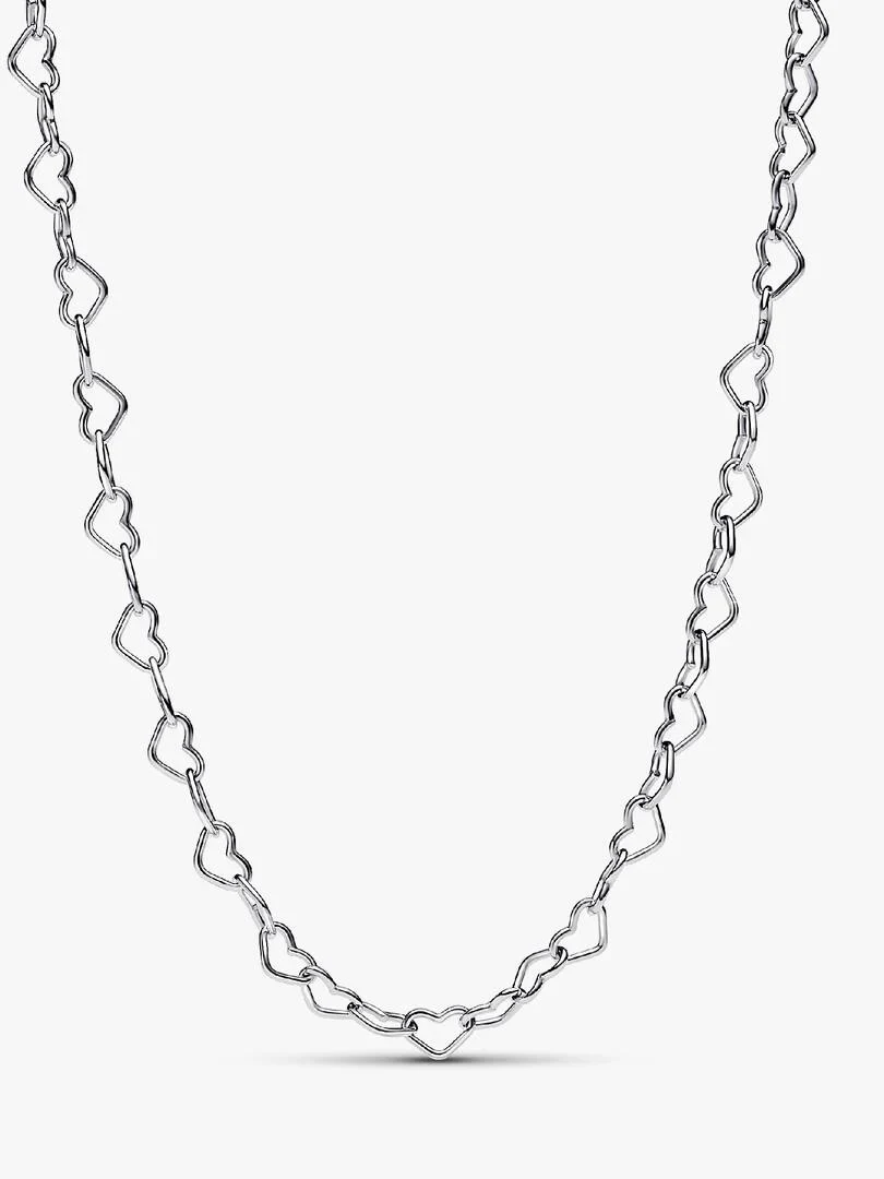 Collier à maillons en forme de cœur vu de face, disposé en courbe sur fond blanc.