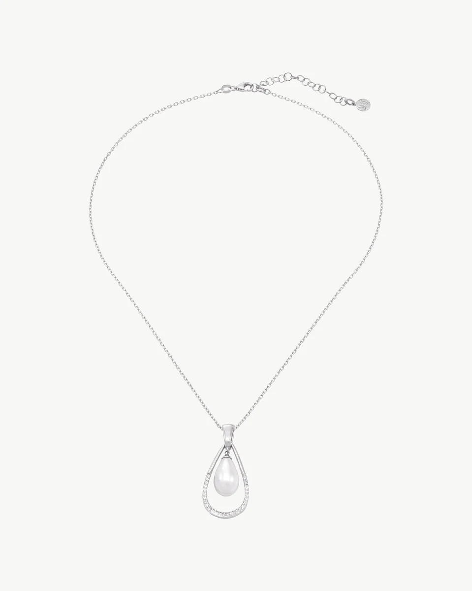 Collier avec pendentif perle vue de face, disposé en forme de goutte sur fond blanc uni.