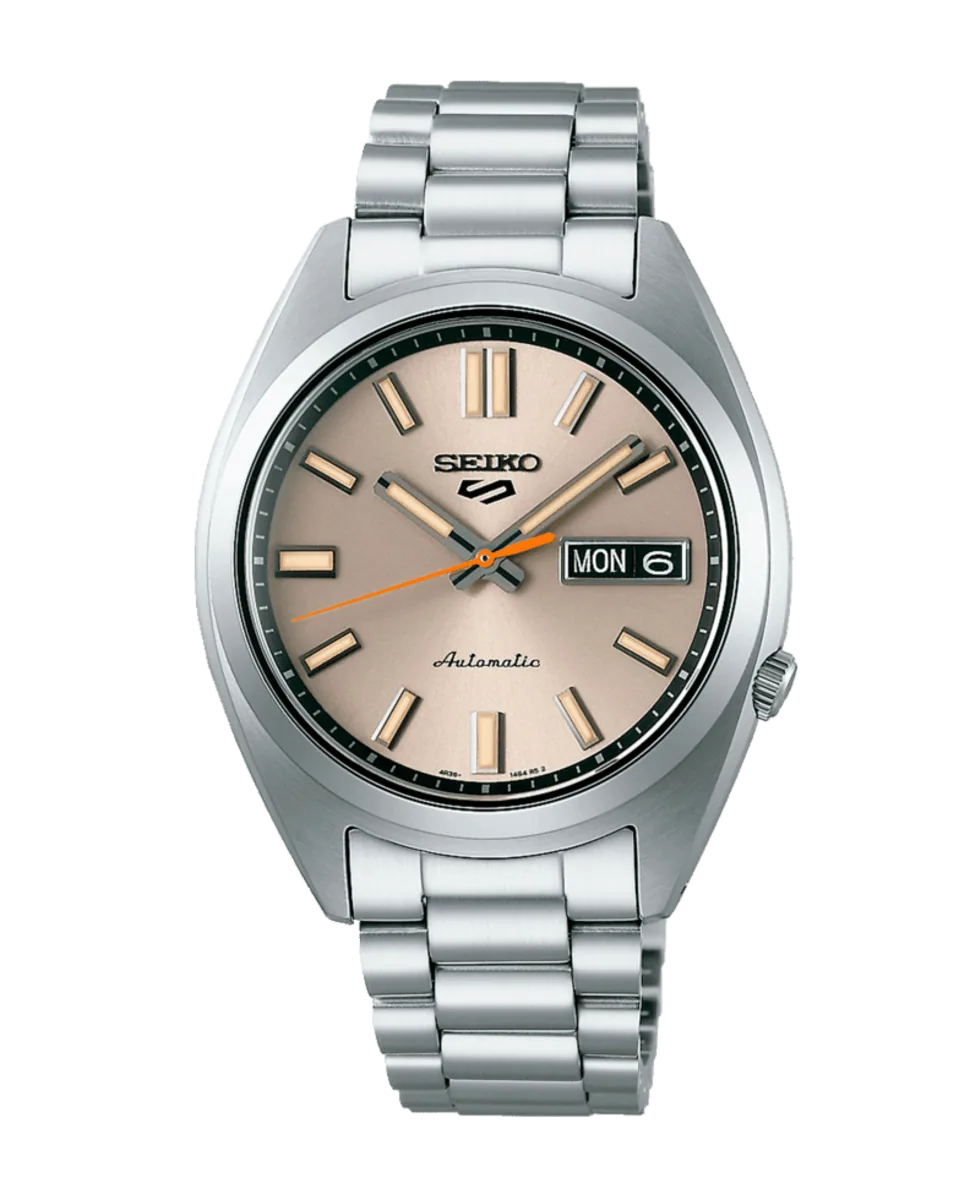 Vista frontal centrada de reloj con esfera beige y brazalete de acero sobre fondo blanco.