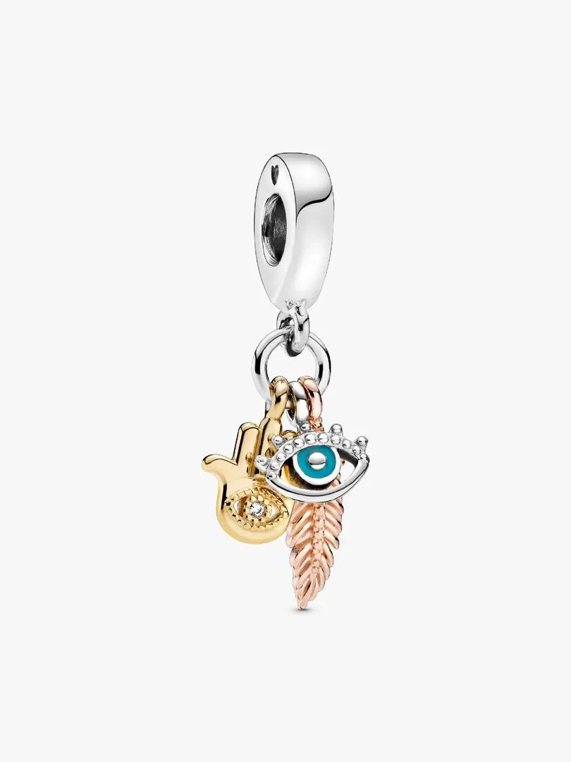 Charm suspendu tricolore vue de face sur fond blanc, avec détail de l'œil émaillé bleu et main Hamsa.