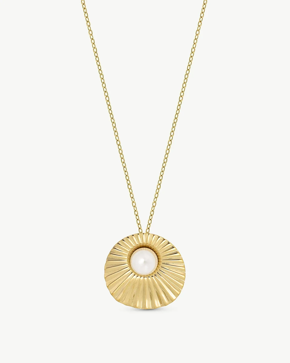 Collier avec pendentif circulaire doré et perle centrale, vue de face sur fond blanc.