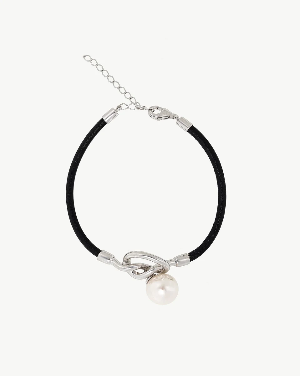 Vooraanzicht van de armband op een witte achtergrond, met het zilveren sluiting en de centrale parel.