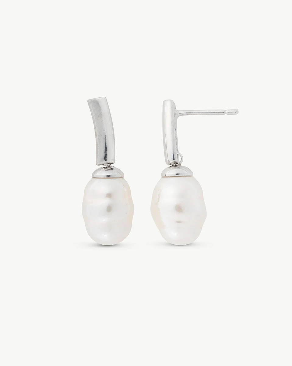 Frontansicht der Barockperlen-Ohrringe auf weißem Hintergrund, Detail des Ohrsteckers sichtbar.