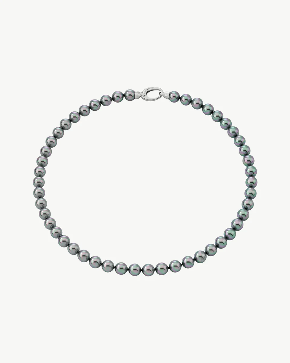 Perlenhalskette kreisförmig auf weißem Hintergrund angeordnet, Draufsicht.