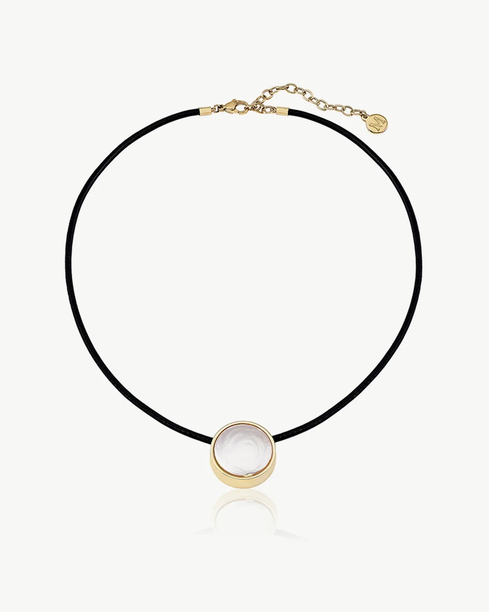 Collier ras du cou en cuir noir avec perle blanche centrale, vue de face sur fond blanc.