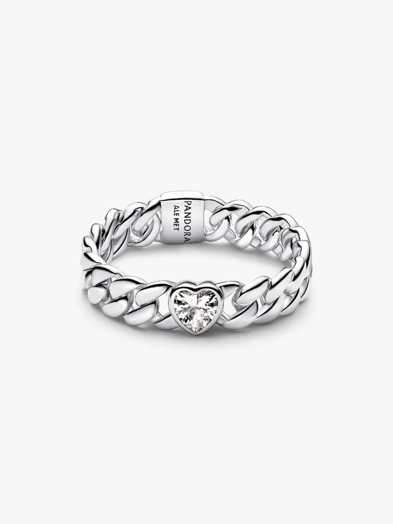 Cubanische Gliederkette Ring in Dreiviertelansicht, weißer Hintergrund, Fokus auf die zentrale Herzfassung.