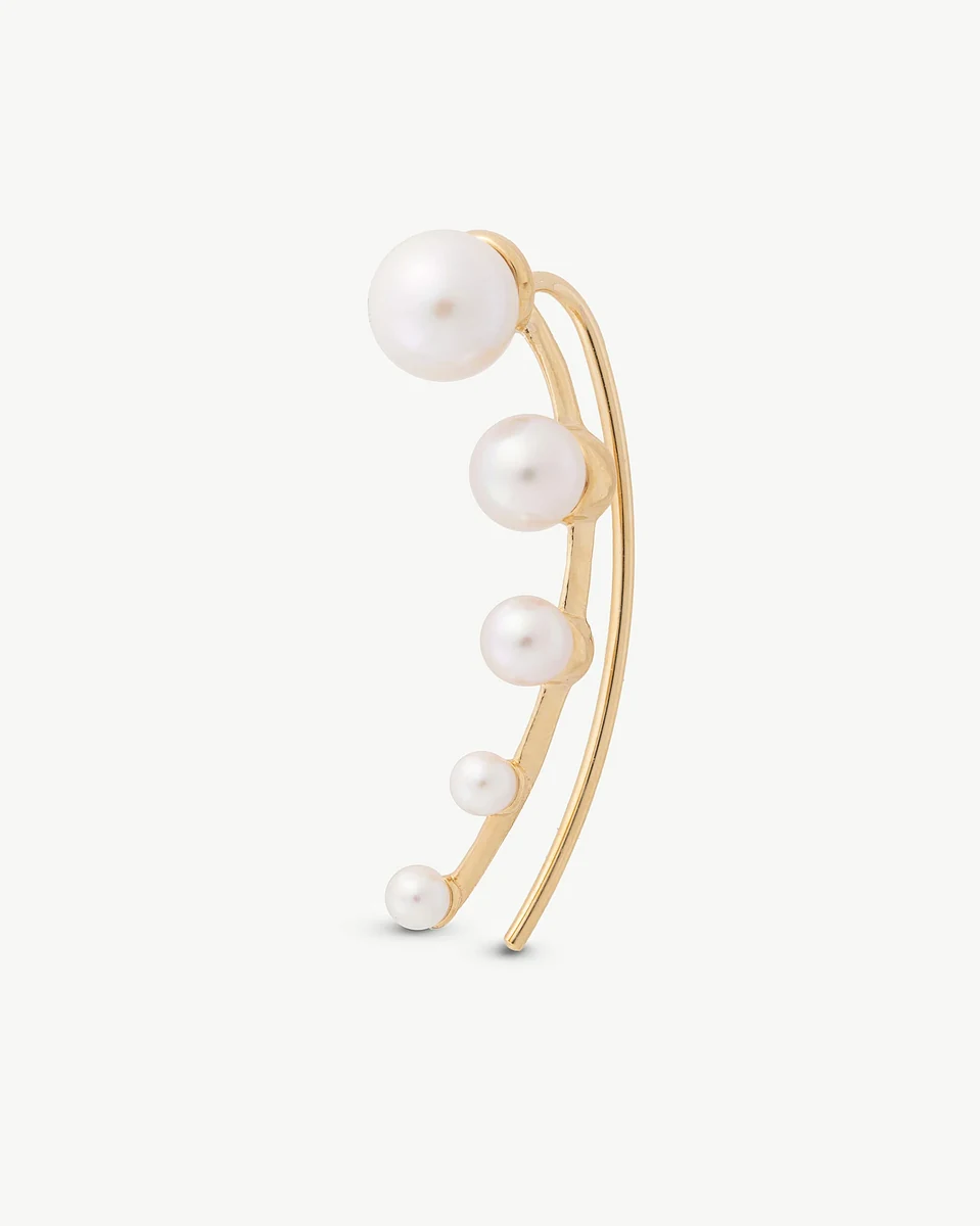 Gouden climber oorbel met witte parels, zijaanzicht op een zuiver witte achtergrond.