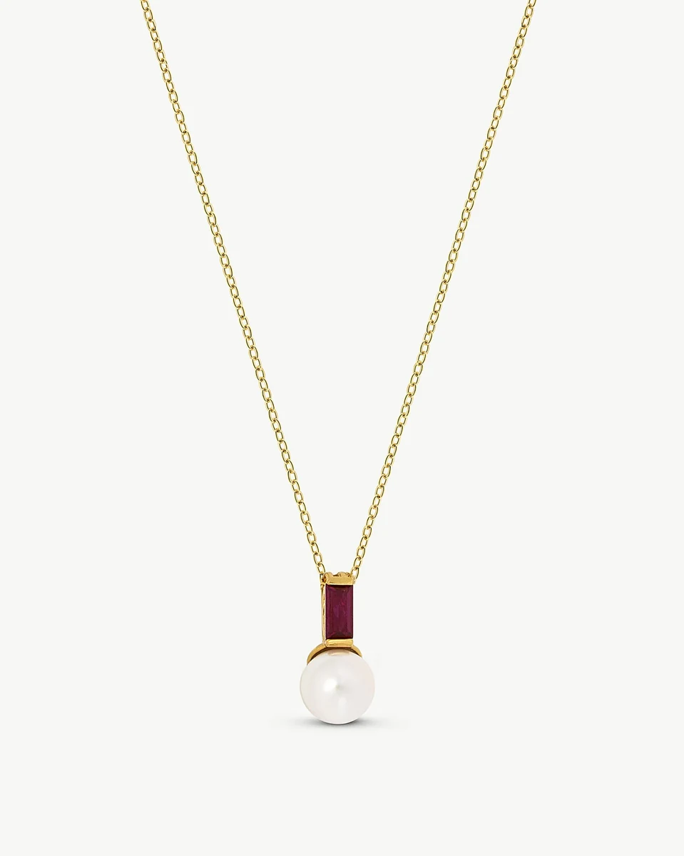 Collier avec pendentif en perle et zircon rouge, vue de face sur fond blanc.