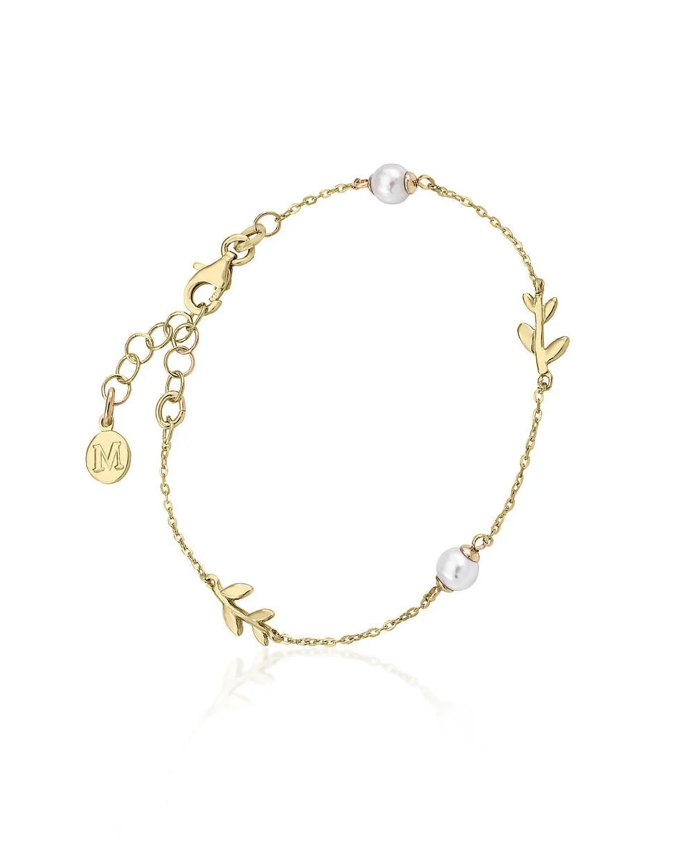 Bracelet chaîne dorée avec perles blanches, vue de dessus sur fond blanc.