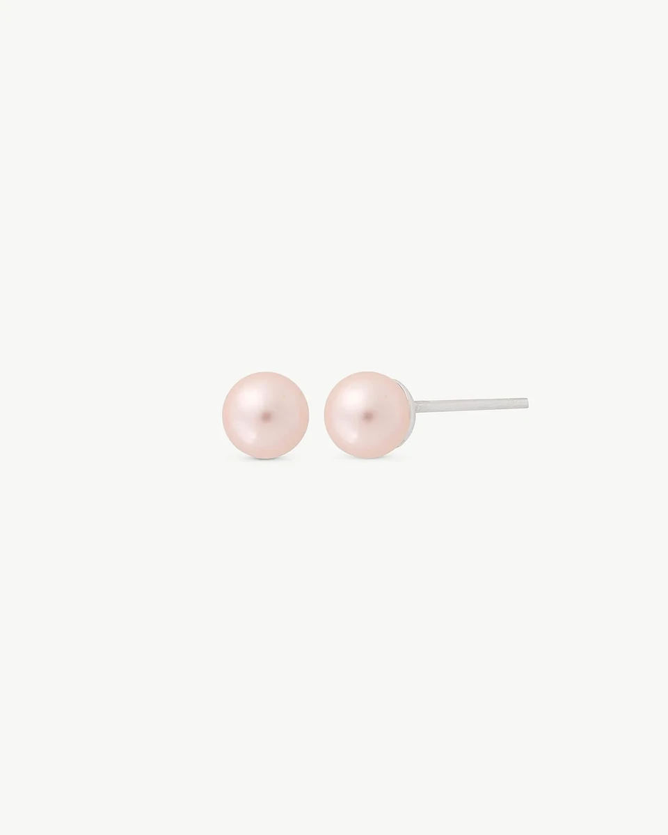 Par de pendientes de perla rosa sobre fondo blanco, vista frontal y lateral con detalle del cierre de pincho.
