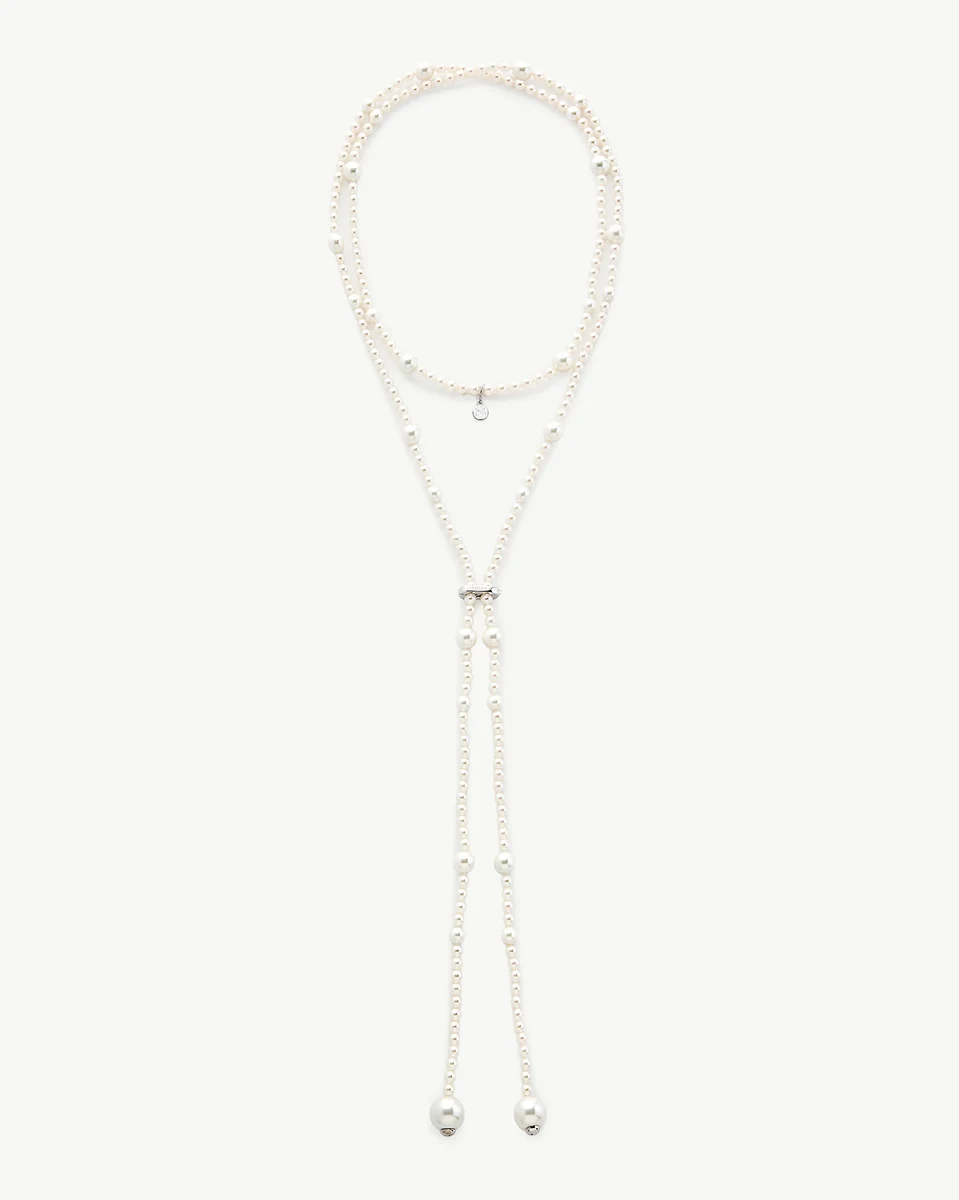 Open ontwerp wit parelsnoer op een witte achtergrond, volledig vooraanzicht.