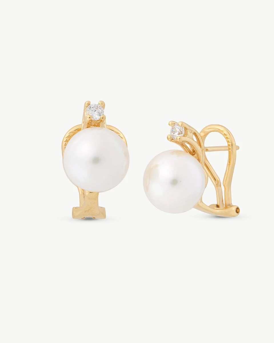 Vooraanzicht van de parel- en zirkonia oorbellen op een witte achtergrond, licht zijdelings perspectief.