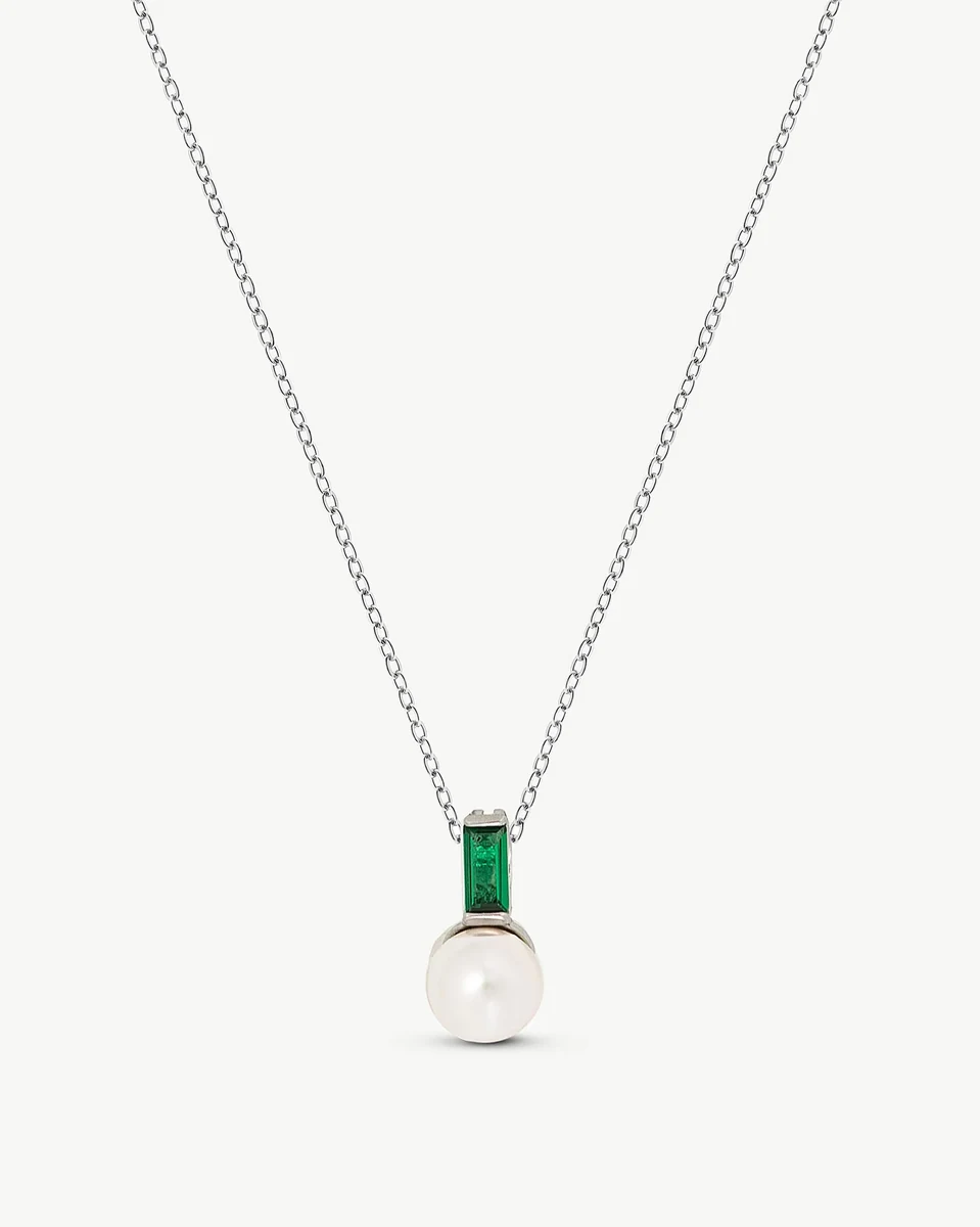 Collier avec pendentif en perle et zircon vert, vue de face sur fond blanc.