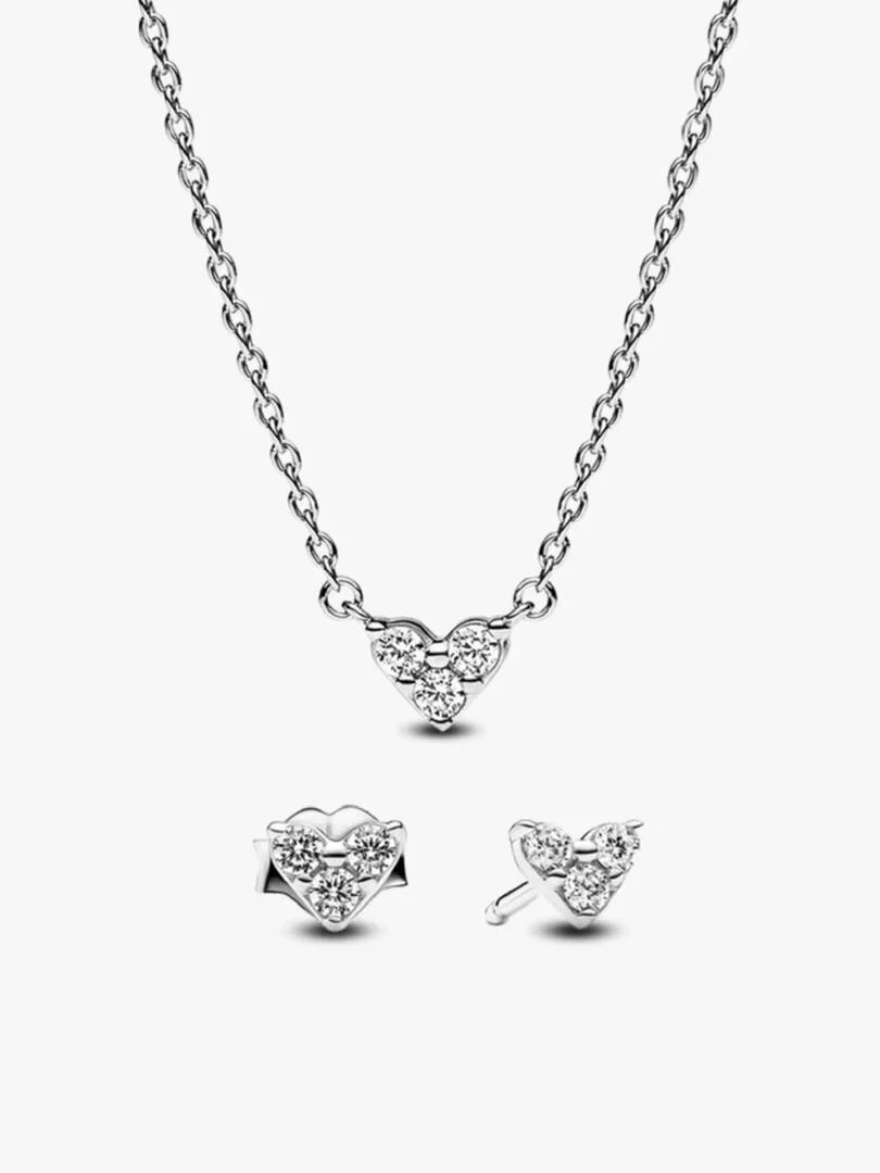 Hartketting en oorknopjes met zirkonia op een witte achtergrond, gecentreerd vooraanzicht.