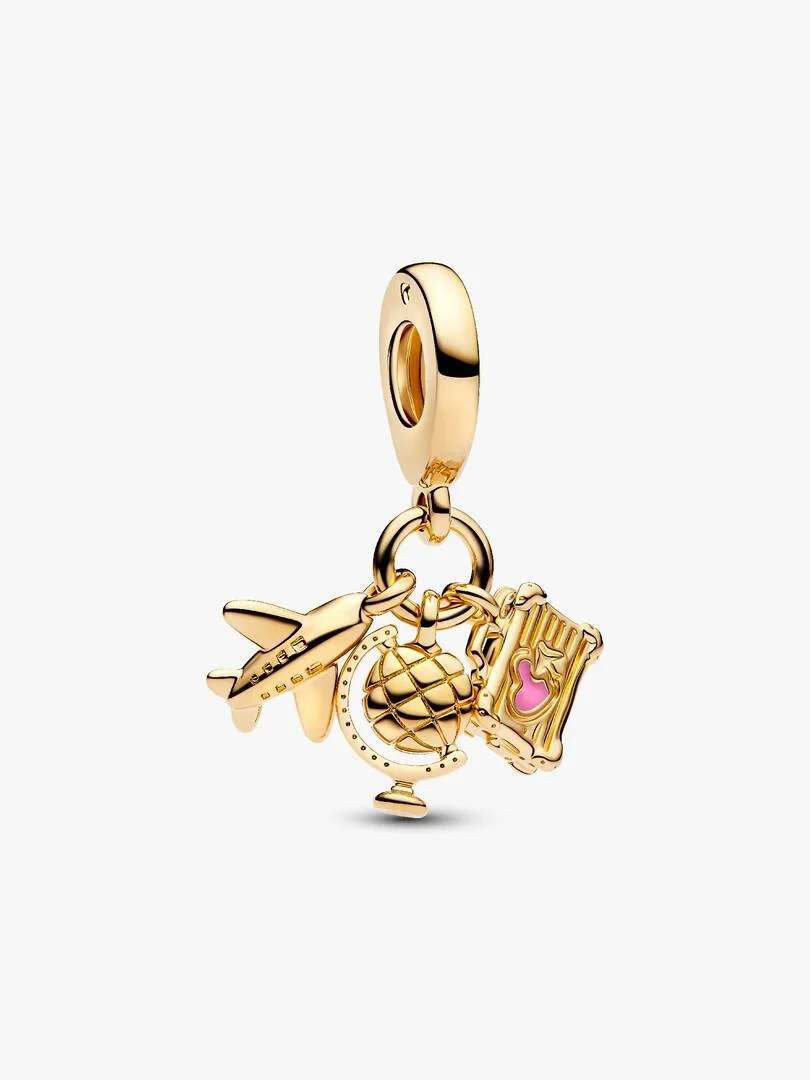 Charm pendent triple avec avion, globe et valise en doré 14k, vue de face sur fond blanc.