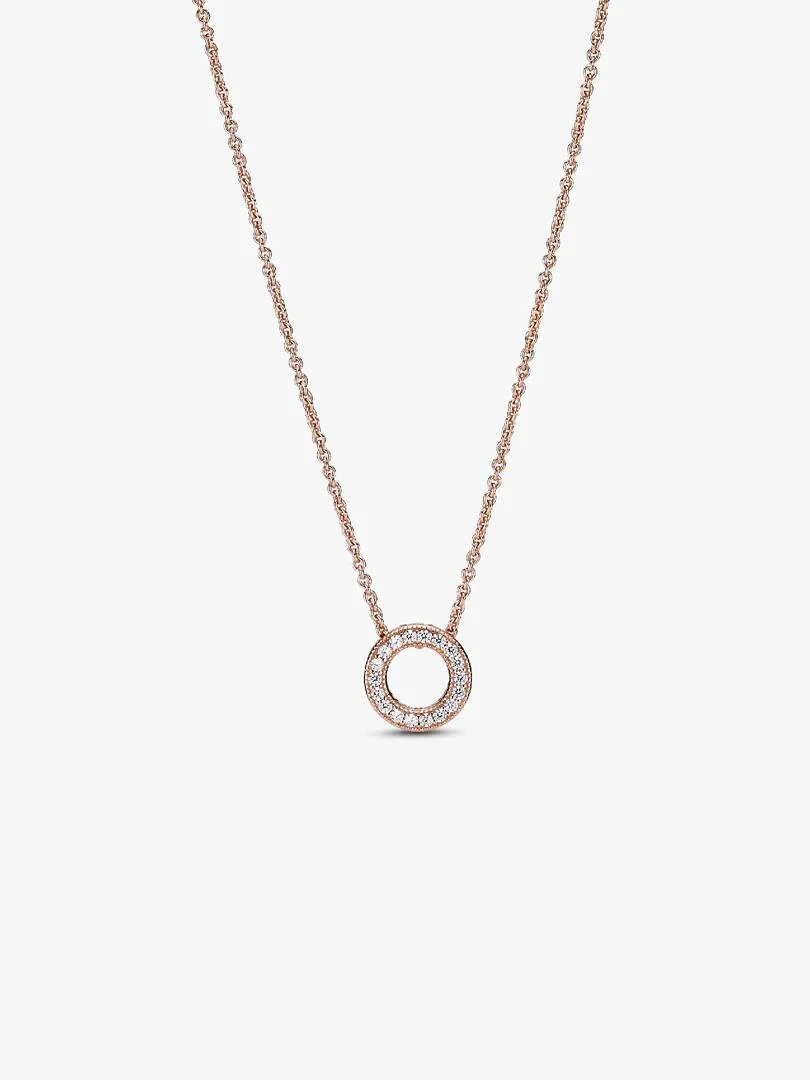 Rose gold cirkel hanger ketting gecentreerd op een witte achtergrond, vooraanzicht.