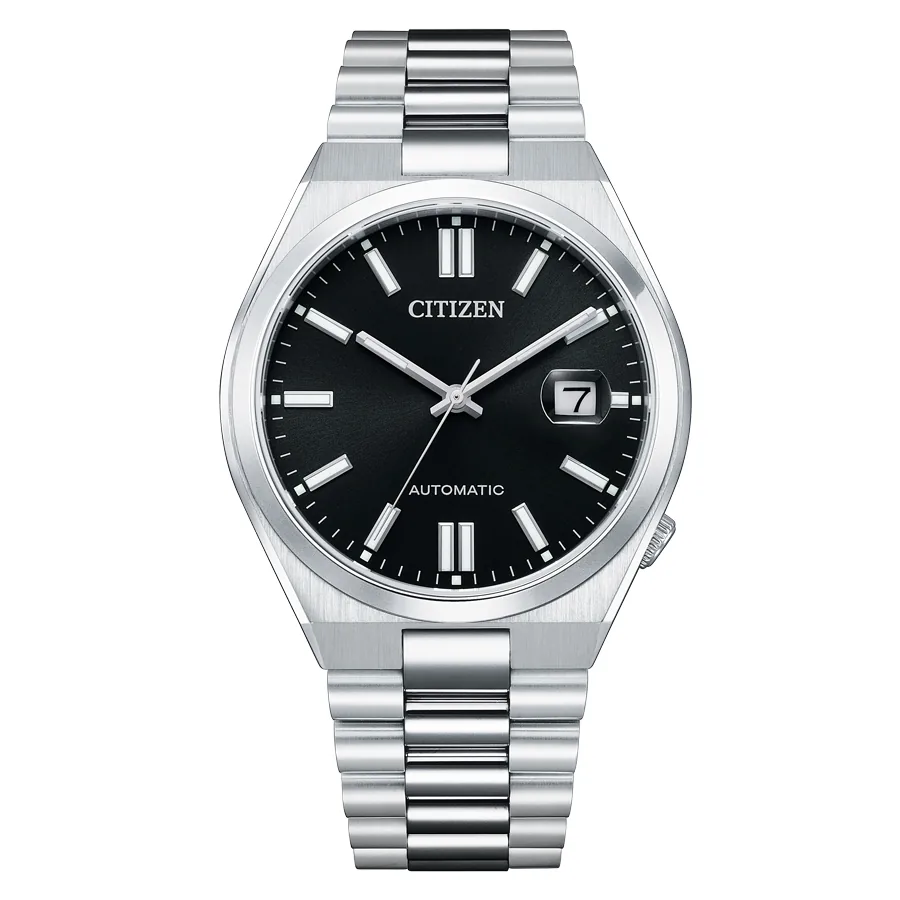 Vista frontal completa del reloj con esfera negra y brazalete de acero sobre fondo blanco.