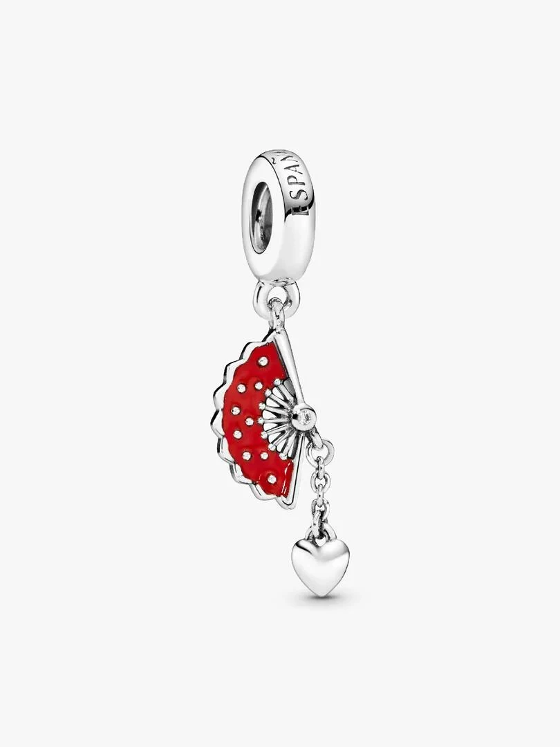 Charm éventail avec émail rouge et pendentif cœur, vue de face sur fond blanc.