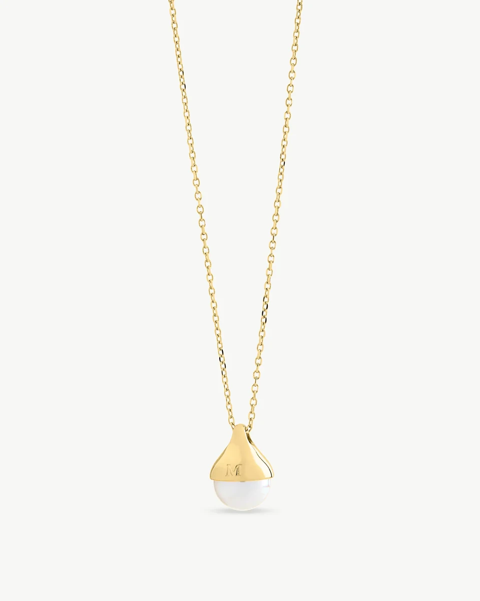 Collier avec pendentif perle goutte vue de face, chaîne dorée fine sur fond blanc uni.