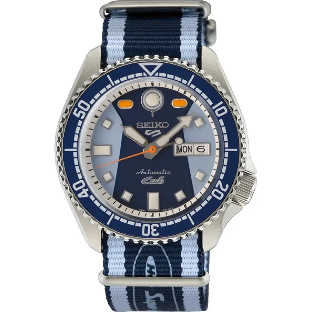 Vista frontal del reloj con esfera bicolor azul, bisel giratorio y correa de tela a rayas sobre fondo blanco