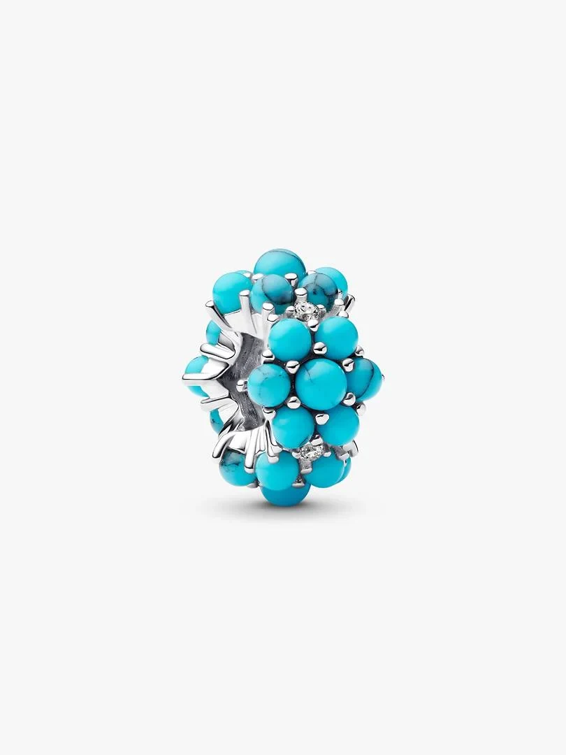 Charm turquoise vu sous un angle de trois quarts sur fond blanc, mettant en valeur le sertissage en argent.