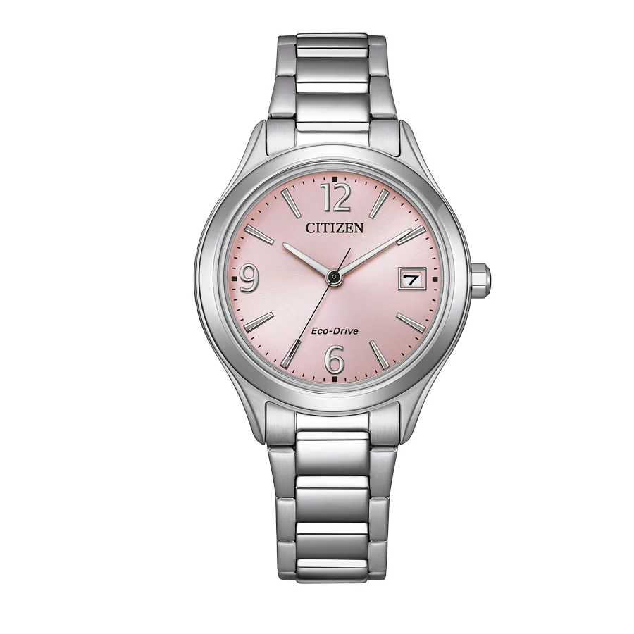 Reloj de acero con esfera rosa visto de frente sobre fondo blanco.