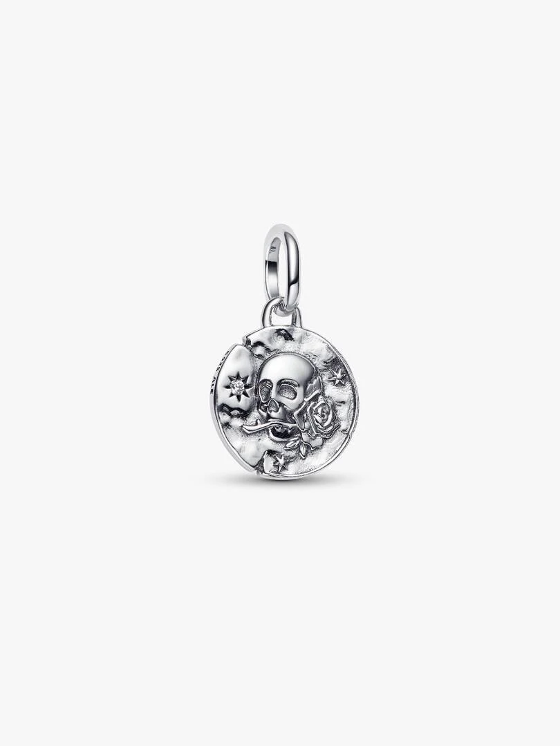 Charm médaillon avec relief de crâne et zircon, vue de face sur fond blanc.