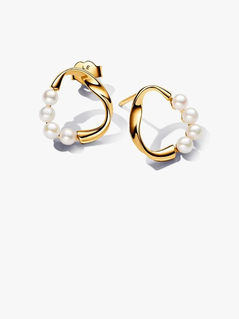 Paire de boucles d'oreilles puces en or avec perles blanches et design organique, vue de face sur fond blanc.