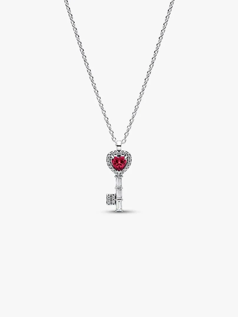 Collier avec pendentif clé et cœur rouge, vue de face sur fond blanc.