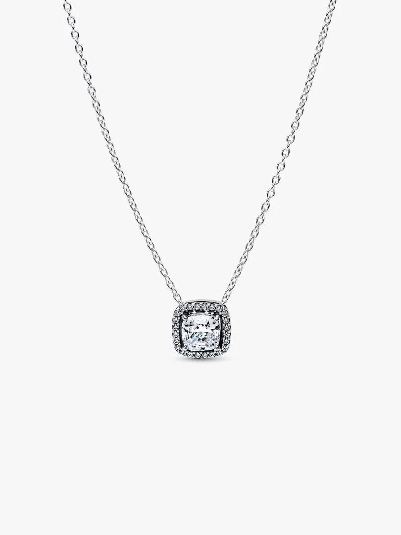 Collier en argent avec pendentif carré halo en zirconiums, vue de face sur fond blanc.