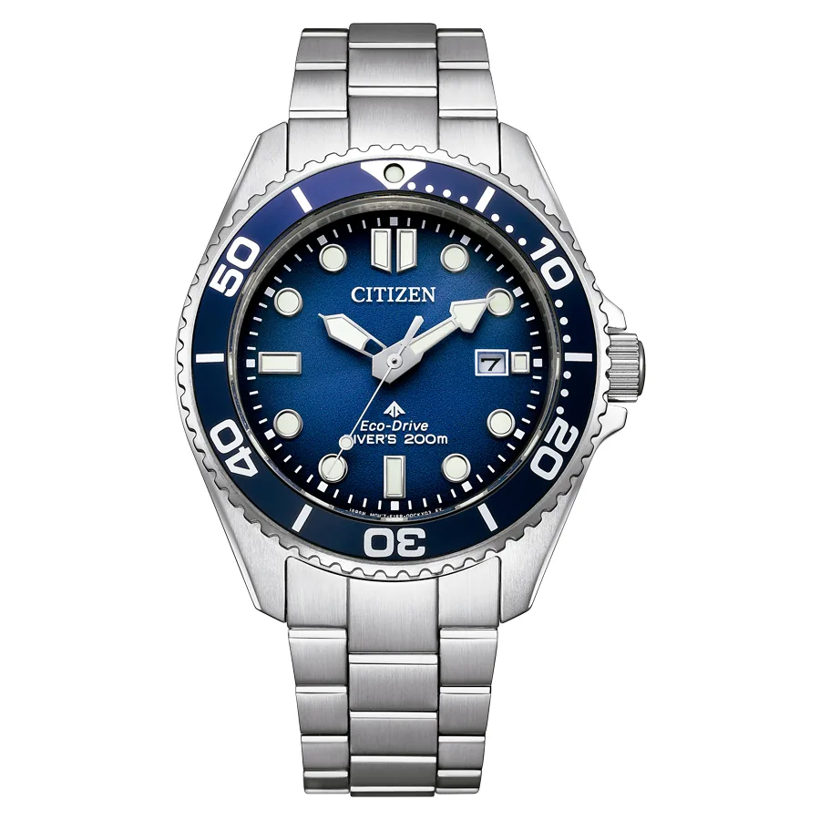 Vista frontal del reloj con esfera y bisel azul, caja y brazalete de acero sobre fondo blanco