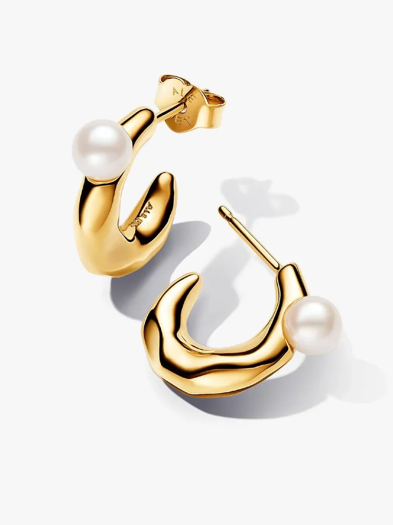 Vooraanzicht van oorringen met parel, licht vogelperspectief op een witte achtergrond.