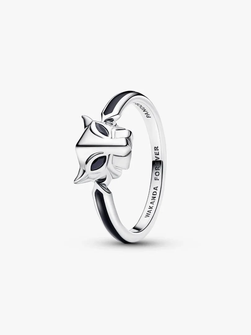 Anillo de plata con diseño de pantera visto en ángulo lateral, fondo blanco, detalle del grabado Wakanda Forever.