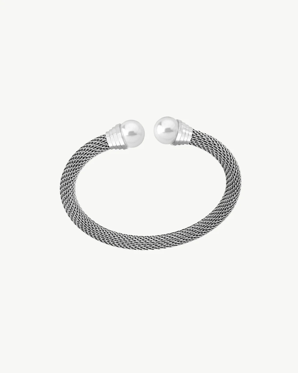 Bracelet en acier avec perles blanches vu d'un angle supérieur, sur fond blanc uni.