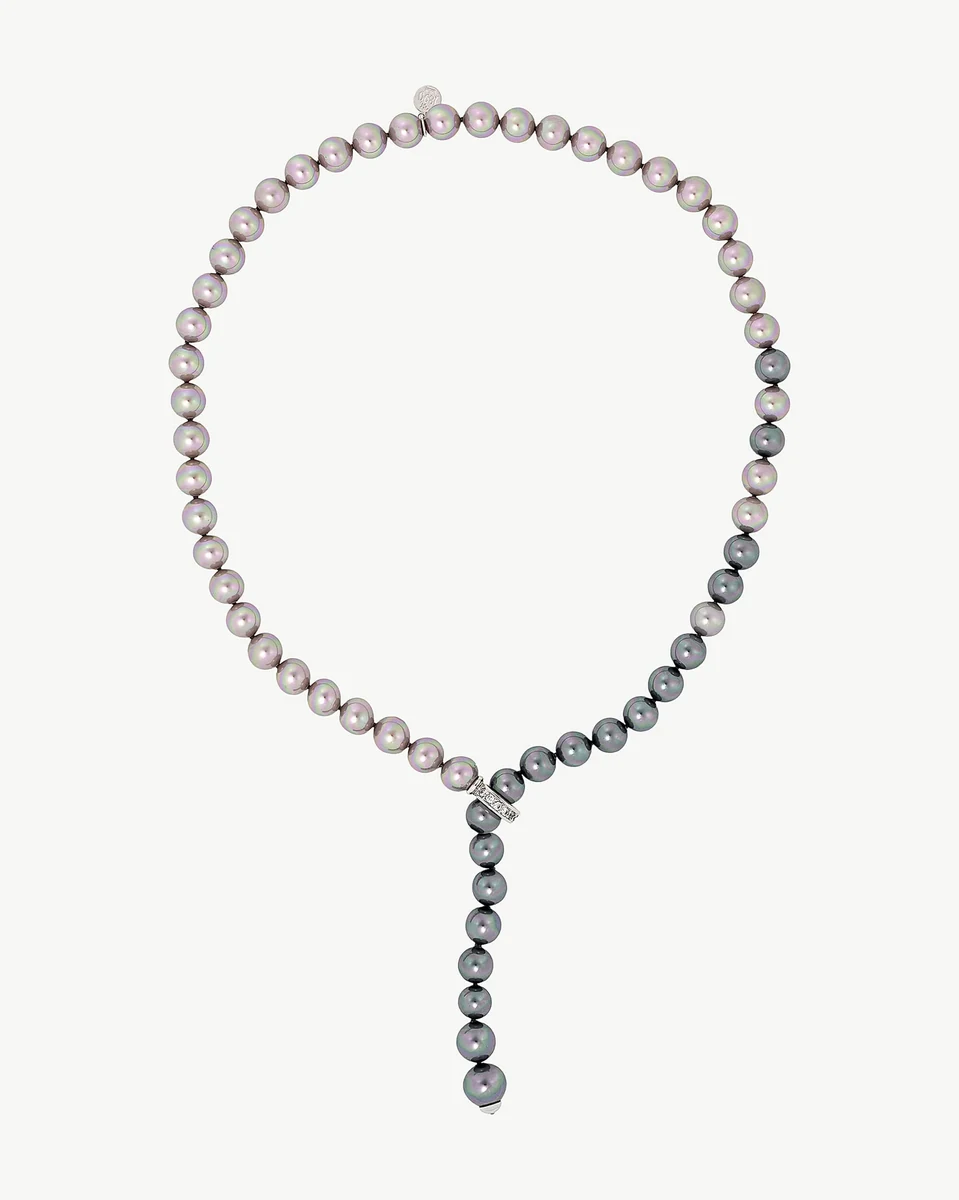 Parelsnoer in een cirkelvorm op een witte achtergrond, bovenaanzicht met kleurverloop.