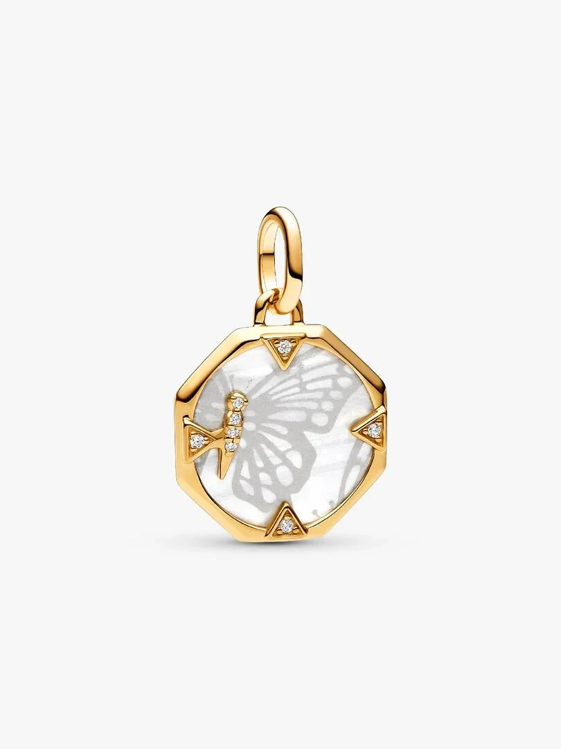 Charm octogonal con silueta de mariposa sobre fondo blanco, vista frontal con acabado en oro de 14k.