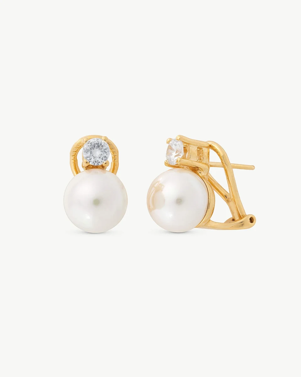 Front and side view of the earrings on a white background, showing the omega closure and pearl.
