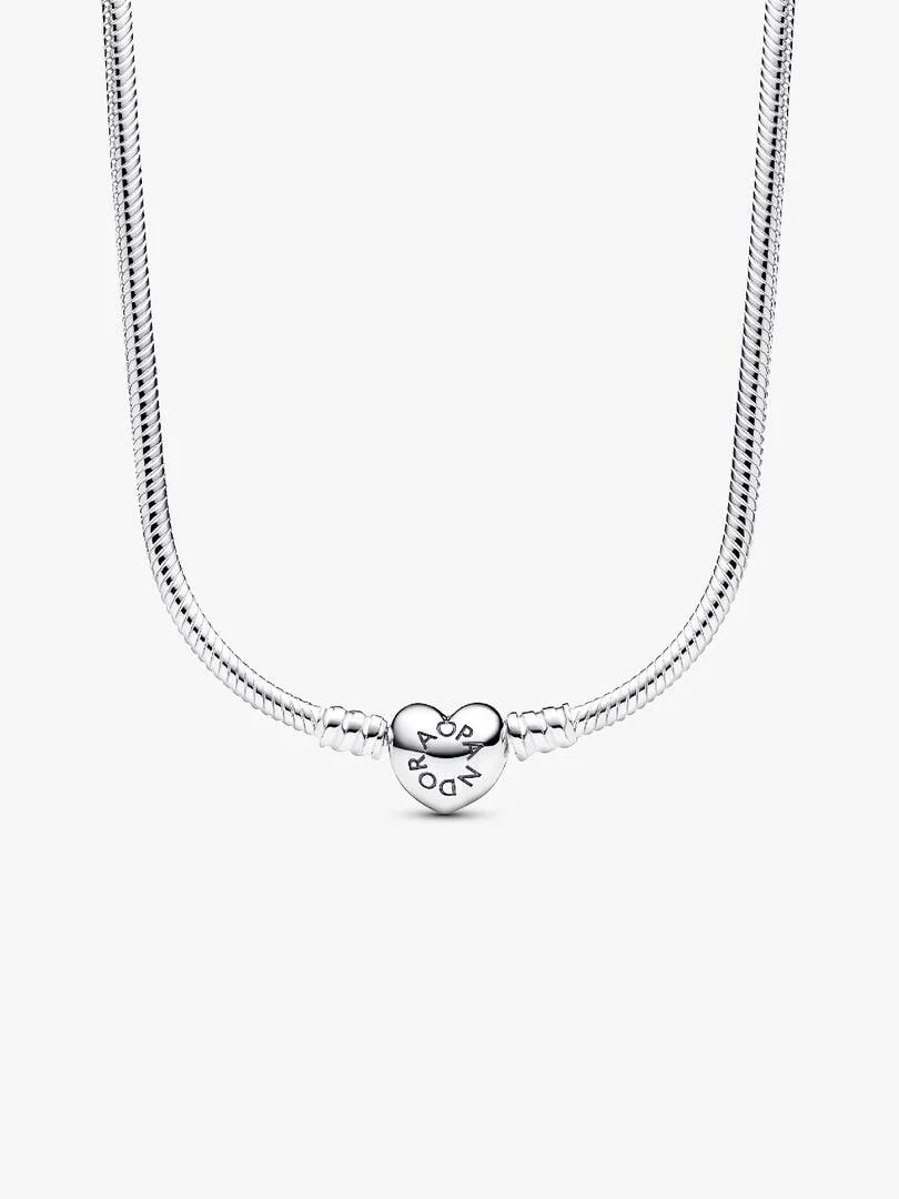 Collier chaîne serpent avec fermoir cœur gravé, vue de face sur fond blanc.